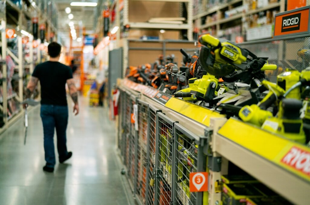 Obra y Herramienta Illanes de Sanabria a man is walking down a store aisle